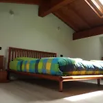 Giardino Tra I Laghi Bed & Breakfast