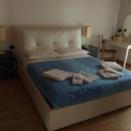 Giardino Tra I Laghi Bed & Breakfast